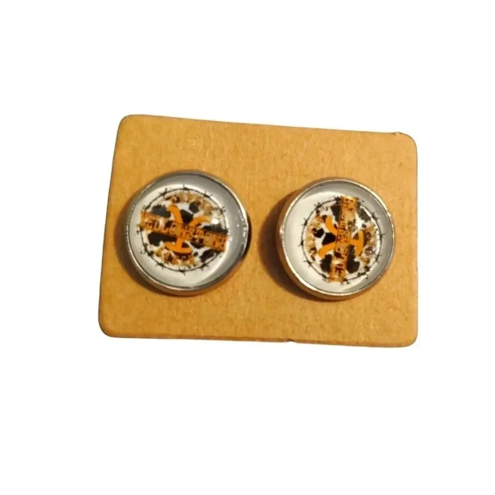𝅺2 pair of stud earrings